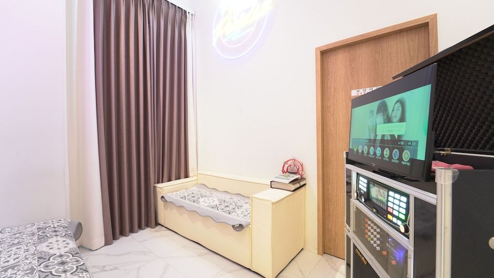 BUSAN ALMOND KIDS POOL VILLA NAMPO City White Room 4
