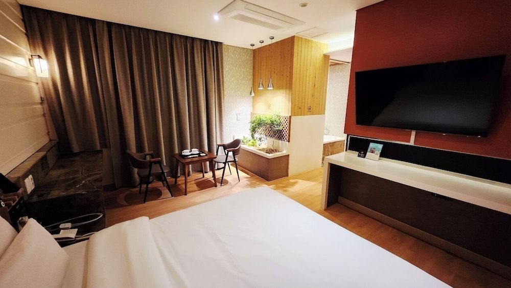 Polo Hotel Deluxe Double Room, City View 3