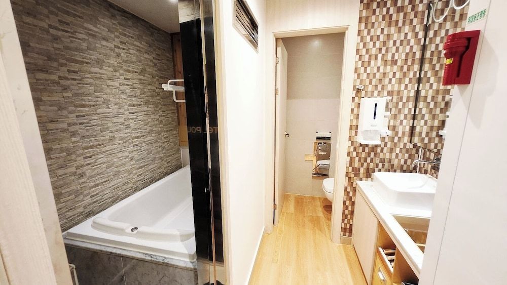 Polo Hotel Deluxe Double Room, City View 9