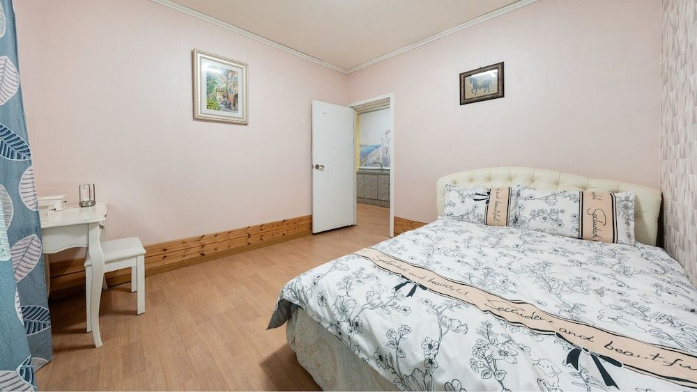 Gapyeong Windmill Pension Basic Room, 2 Bedrooms (White (Annex Building)) 3