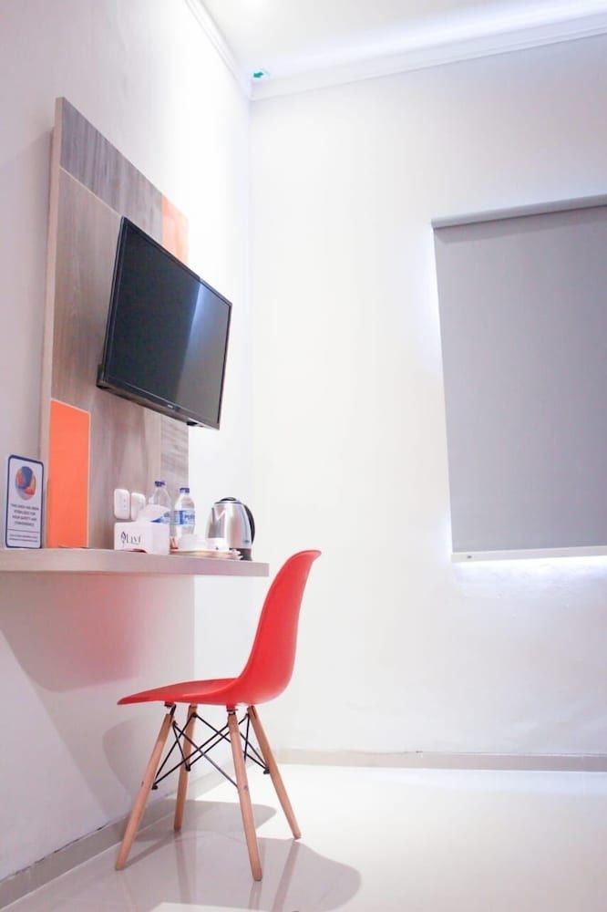 Front One Budget Waena Abepura Superior Twin Room 4