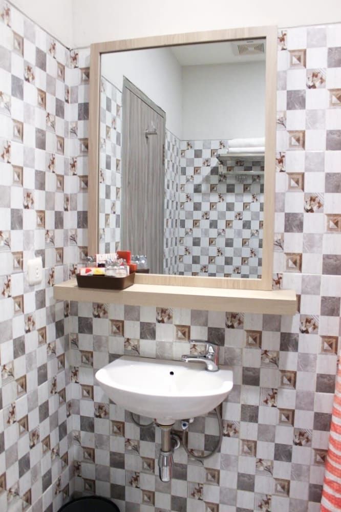 Front One Budget Waena Abepura Deluxe Double Room 6