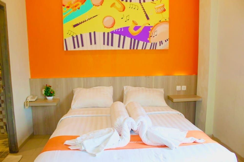 Front One Budget Waena Abepura Deluxe Double Room 4