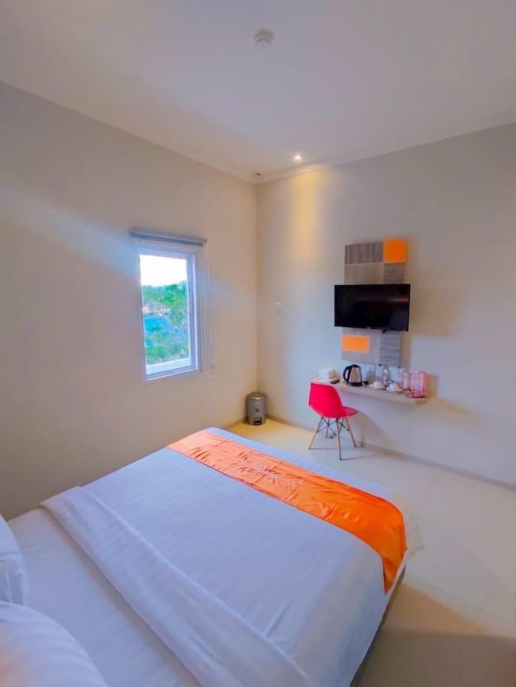 Front One Budget Waena Abepura Deluxe Double Room 2