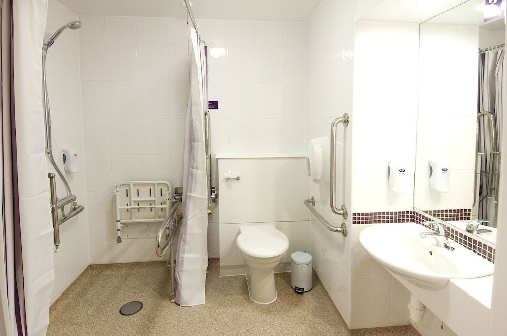 Premier Inn Heathrow Airport Terminal 5 Standard Double Room, Roll-in Shower 2
