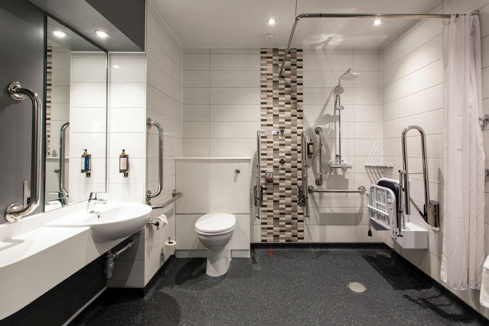 Superior Double Room, Roll-in Shower