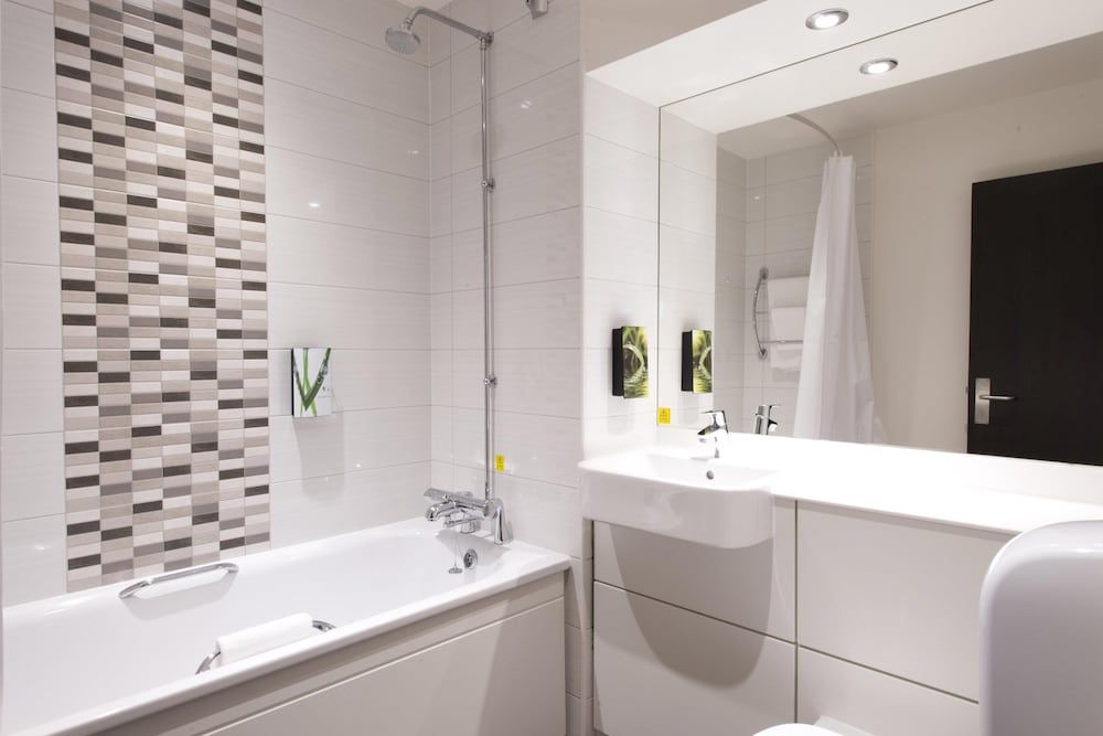 Premier Inn Sevenoaks Standard Double Room 2