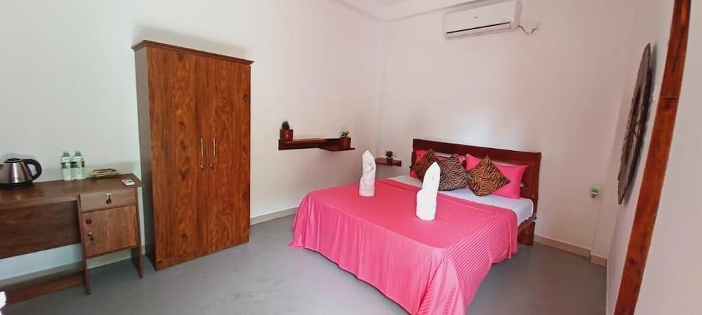 Lily Resort Udawalawe Deluxe Double Room 3