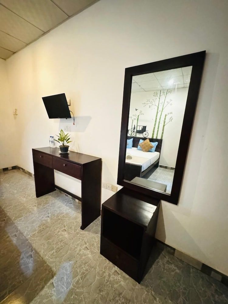 Cityscape Yala by 999 Hotel & Restaurant Deluxe Quadruple Room 7