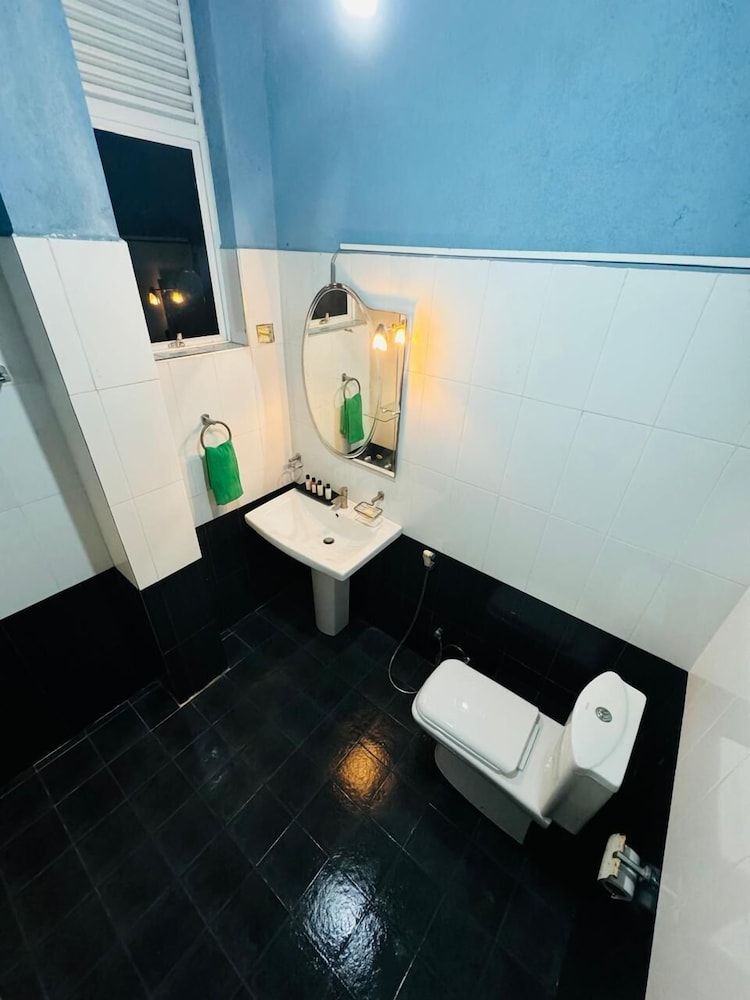 Cityscape Yala by 999 Hotel & Restaurant Deluxe Triple Room 5