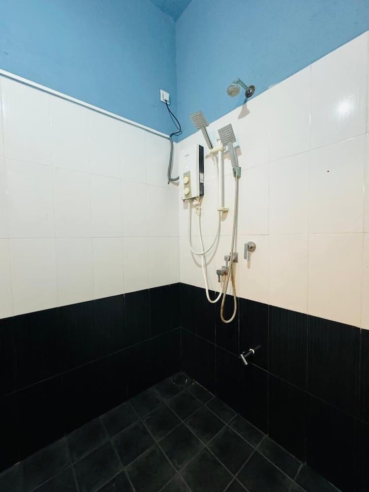 Cityscape Yala by 999 Hotel & Restaurant Deluxe Quadruple Room 4