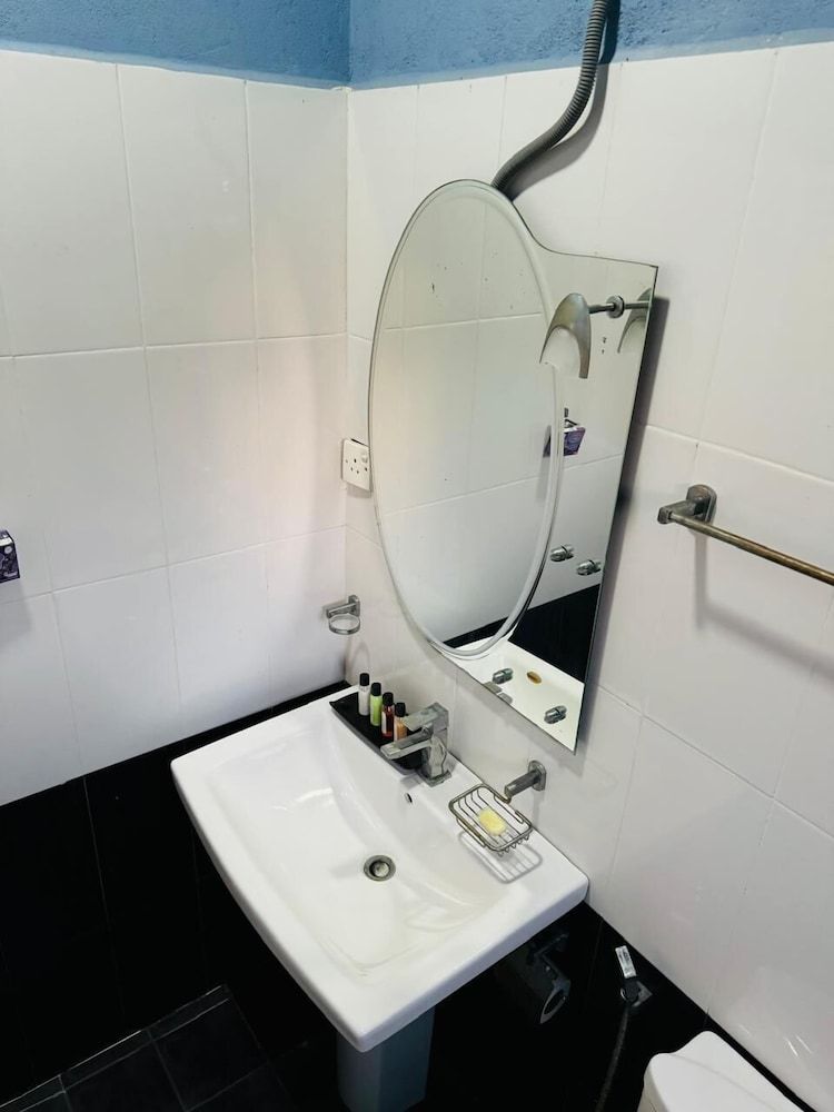 Cityscape Yala by 999 Hotel & Restaurant Deluxe Triple Room 8