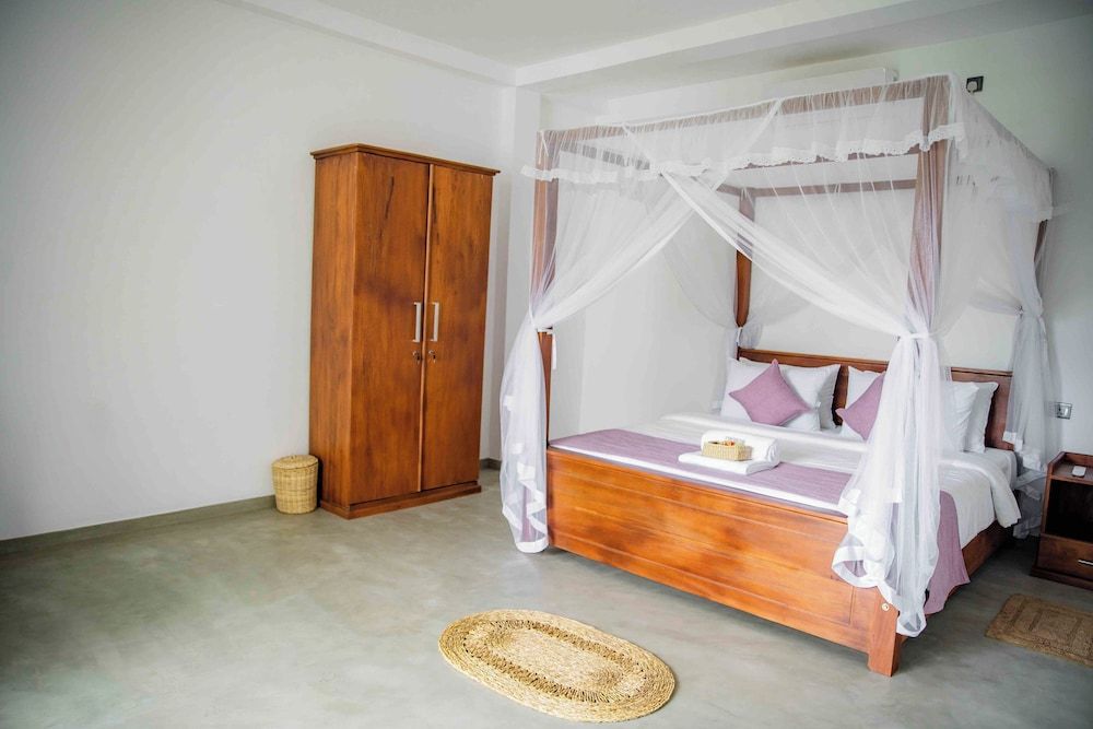 Hirigala Beach Resort Deluxe Double Room, Pool View 2