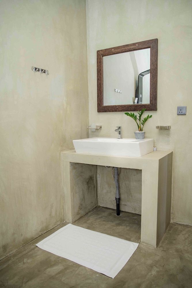 Hirigala Beach Resort Deluxe Double Room, Pool View 6