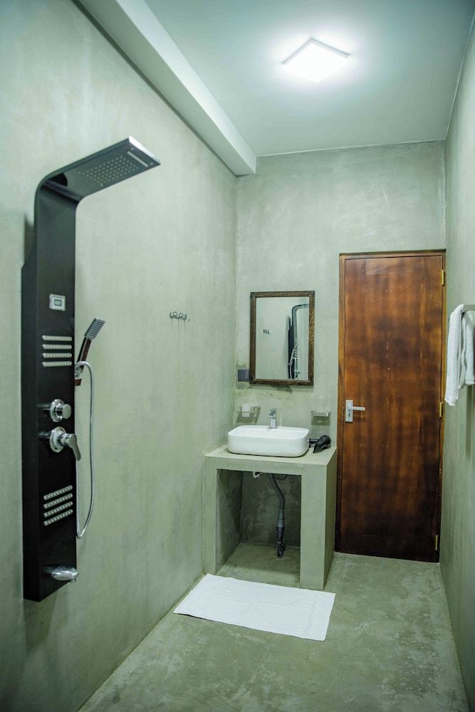 Hirigala Beach Resort Deluxe Double Room, Pool View 7