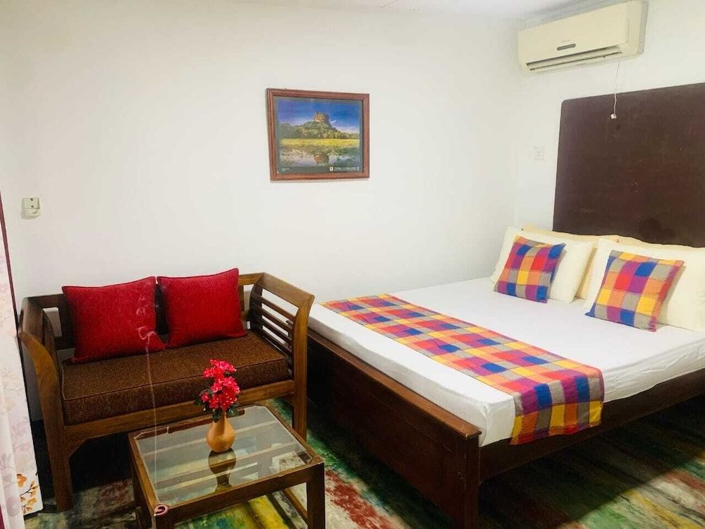 Lake Front Cottage & Restaurent