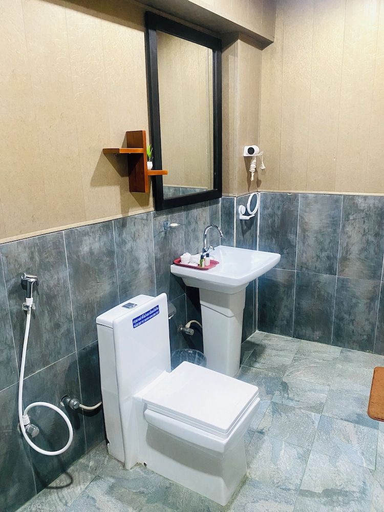 Coco Palm Villa and Cabanas Deluxe Triple Room, Balcony, Garden View 5