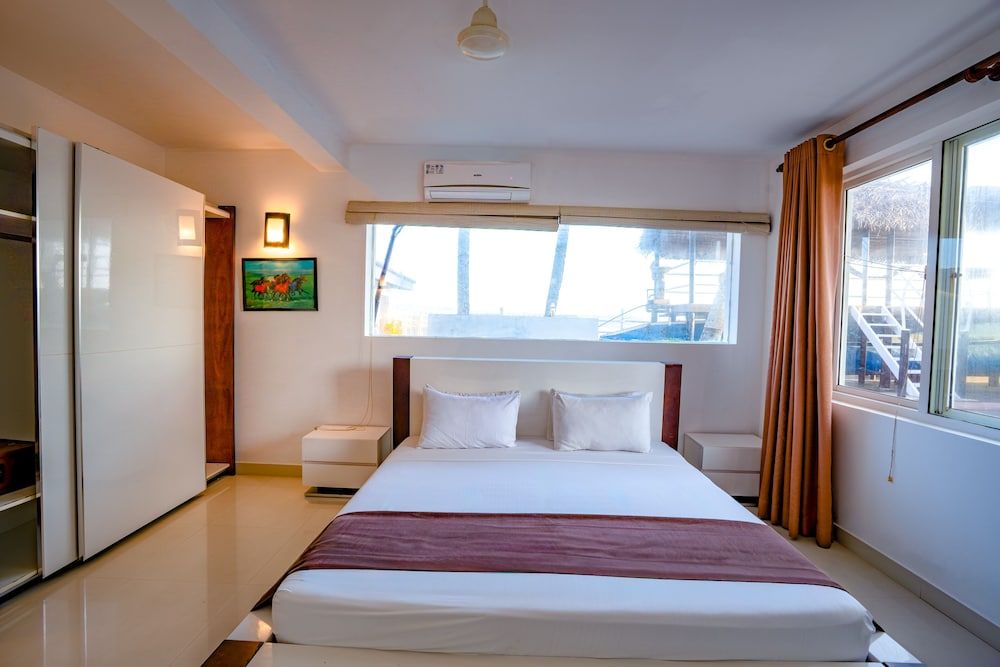 Scarlet White Resort Deluxe Double Room, Partial Sea View