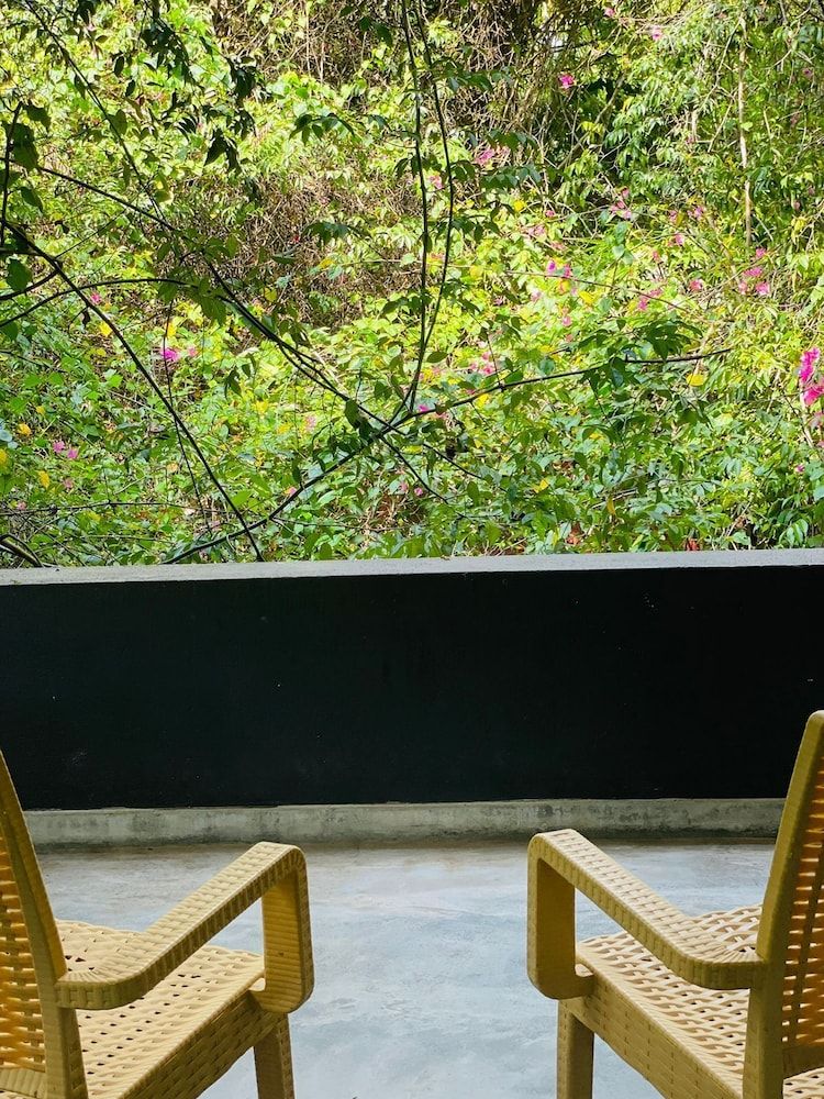 Villa Tambaka Retreat Honeymoon Double Room, Balcony, Garden View 6