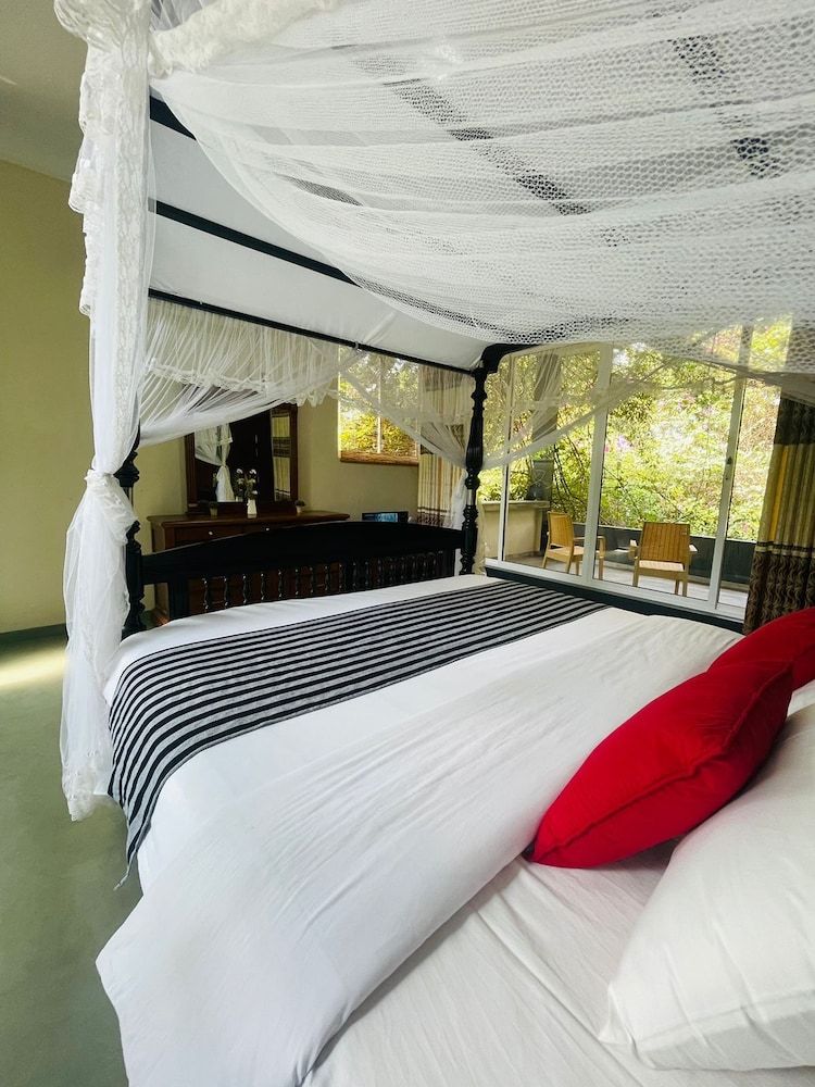 Villa Tambaka Retreat Honeymoon Double Room, Balcony, Garden View 4