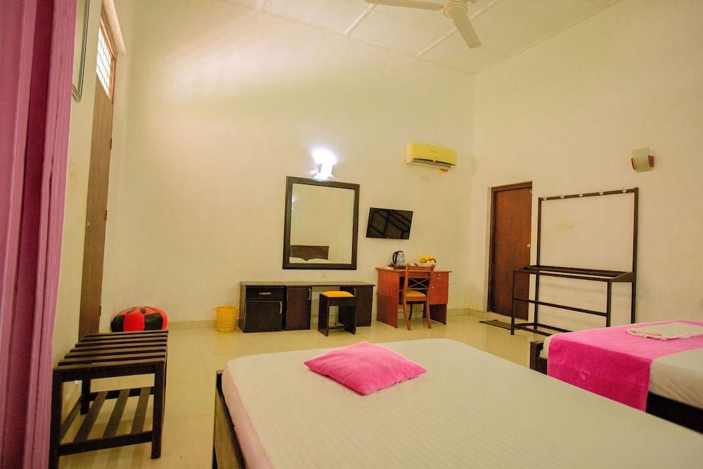 Hambantota Rest House Classic Triple Room 9