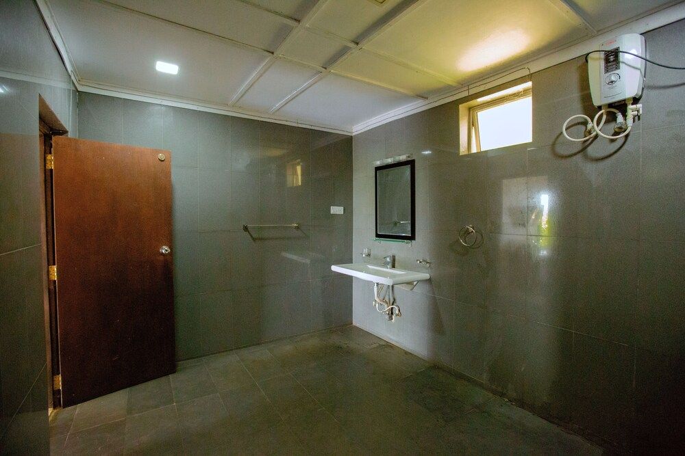 Hambantota Rest House Classic Double Room 2