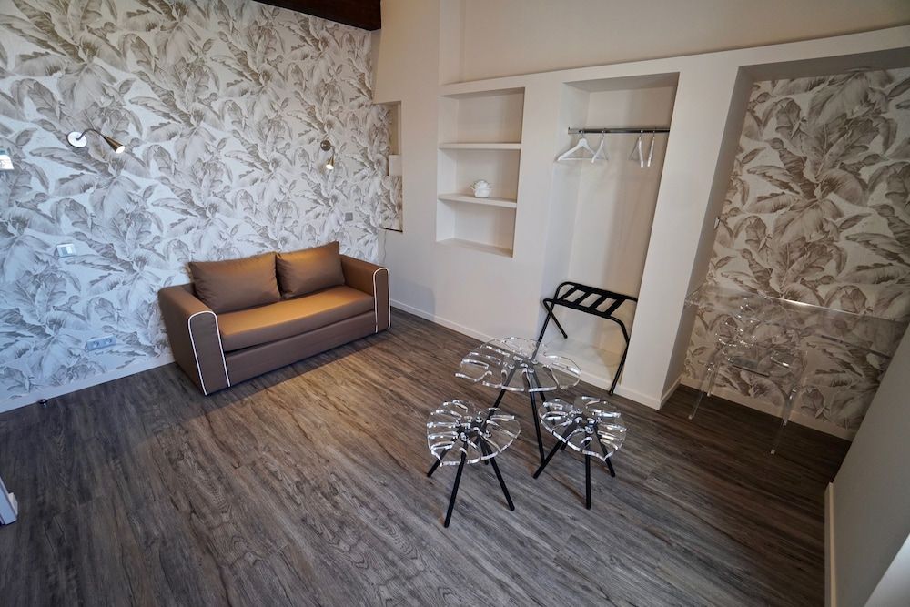 HOTEL DU LION D OR Club Room 3