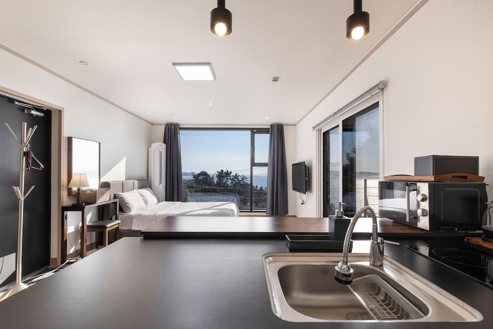 Namhae Butkokgiljinaseo Standard Room - Room 201, Room 202 randomly assigned 32