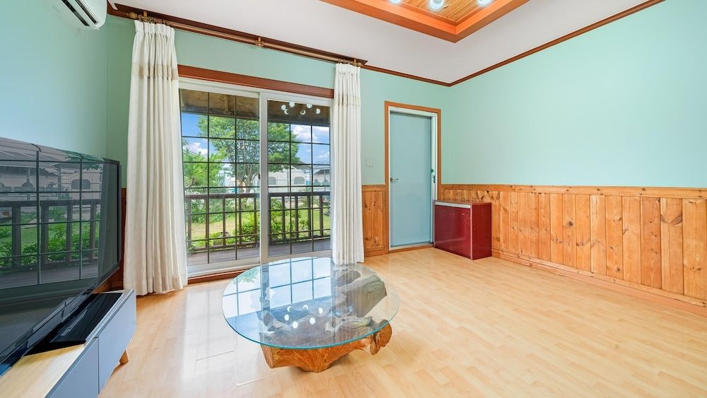 Taean Hagampo Coastvalley Pension Basic Room, 1 Bedroom (freesia) 3