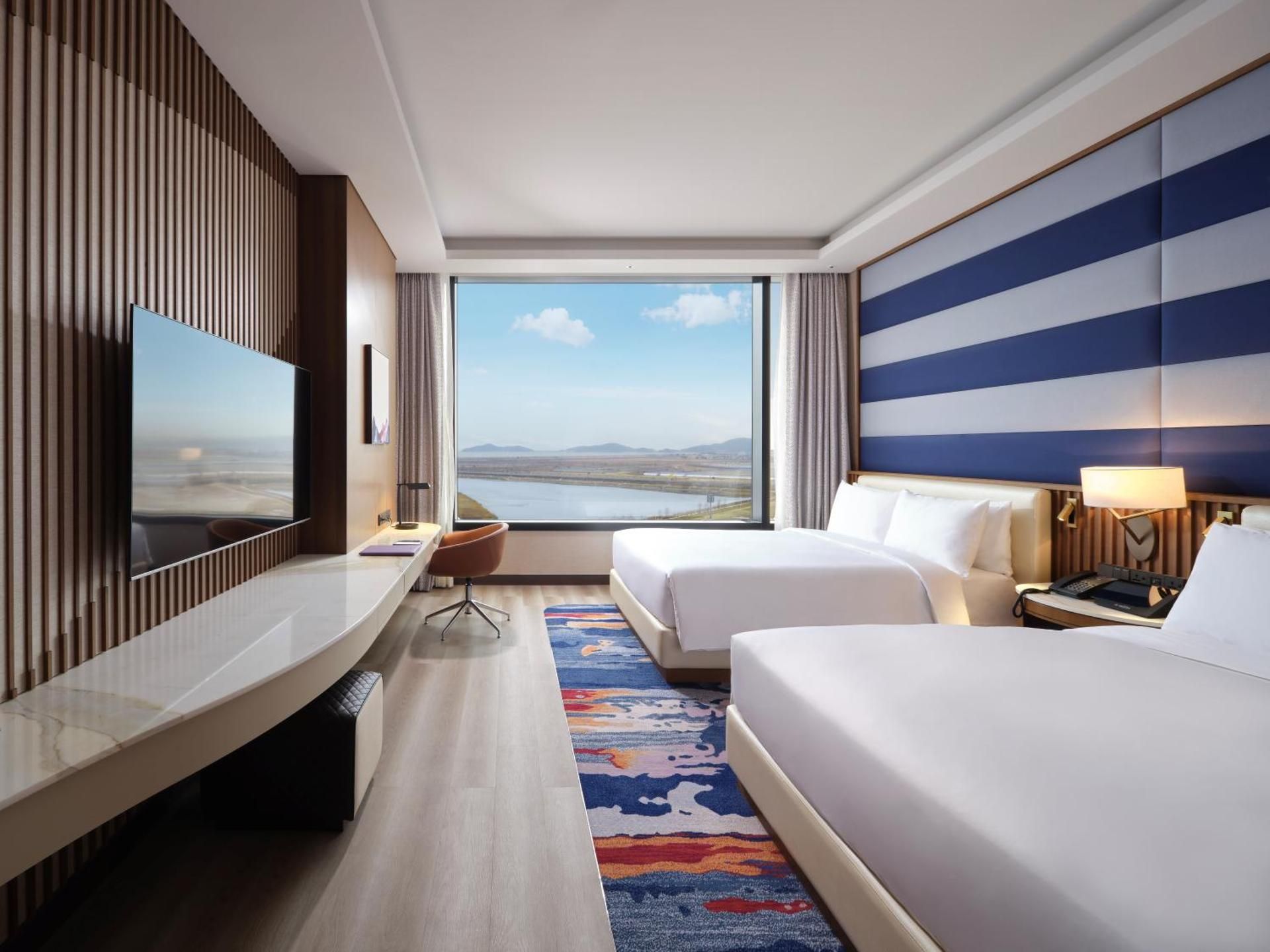 [Ocean Tower]  Deluxe Double Queen With 4paxs one day access to Splash Bay (1420:00 on Check in date or 0812:00 on Check out date)