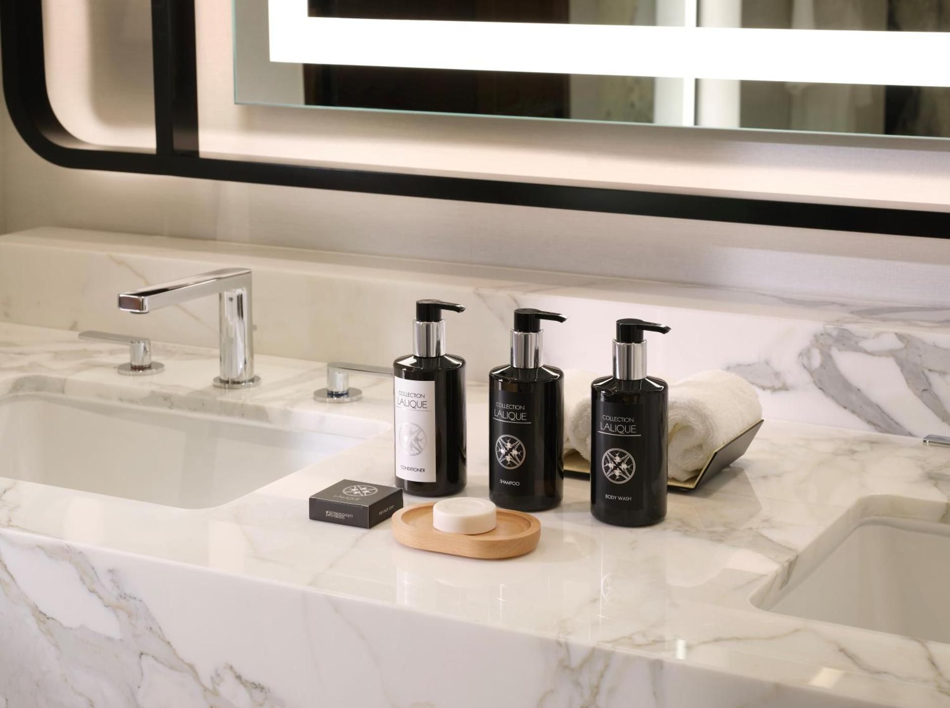 [Ocean Tower]  Deluxe Double Queen With 4paxs one day access to Splash Bay (1420:00 on Check in date or 0812:00 on Check out date)