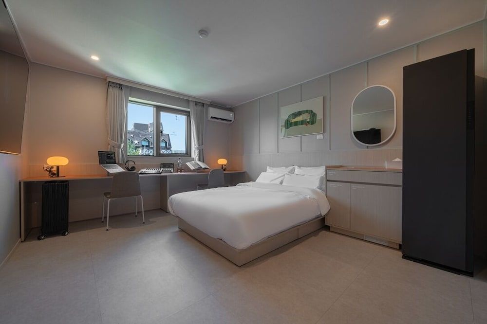 Workers Hotel Ansan by Aank Music Deluxe 5