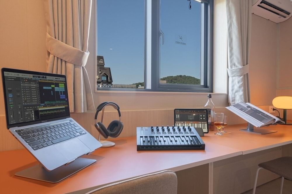 Workers Hotel Ansan by Aank Music Deluxe 11