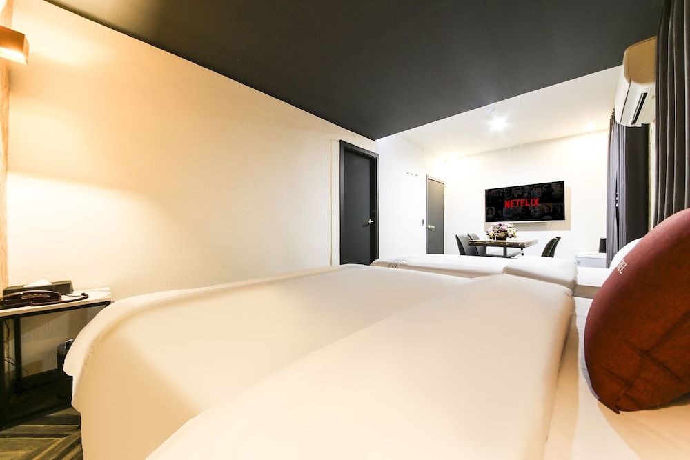 Hotel Cozy Family Twin Room (A Type) 2