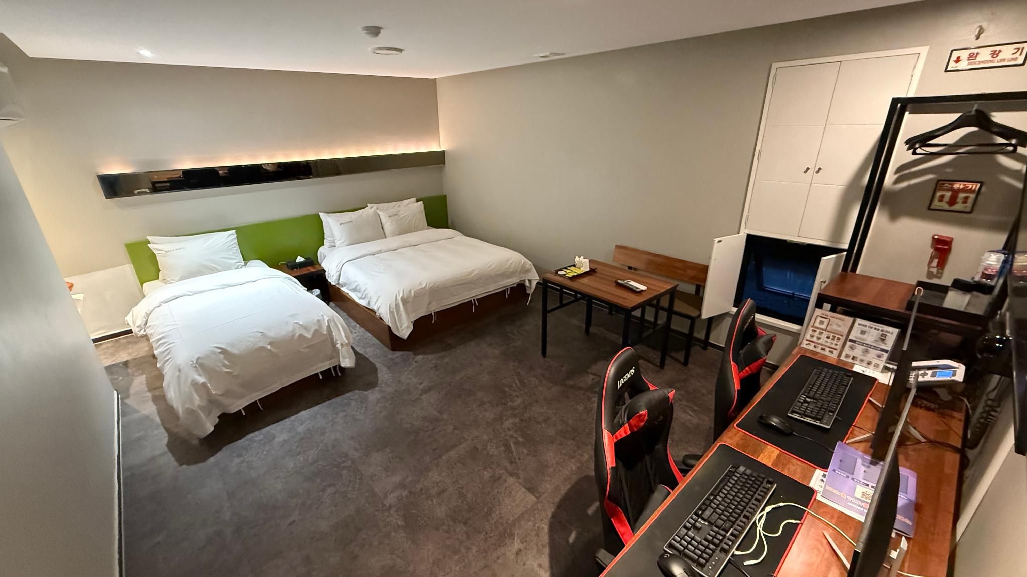 Suite Twin Room - Check-In Mon-Thu 3:00 PM, Fri at 6:00 PM, Sat at 9:00 PM, Sun at 6:00 PM