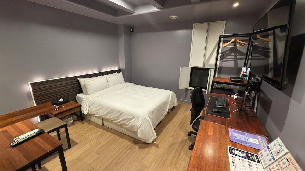 Ilsan Hotel Cleo Deluxe Double Room 3