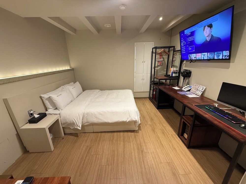 Ilsan Hotel Cleo Deluxe Double Room 10