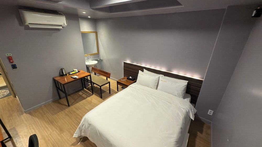 Ilsan Hotel Cleo Deluxe Double Room 6