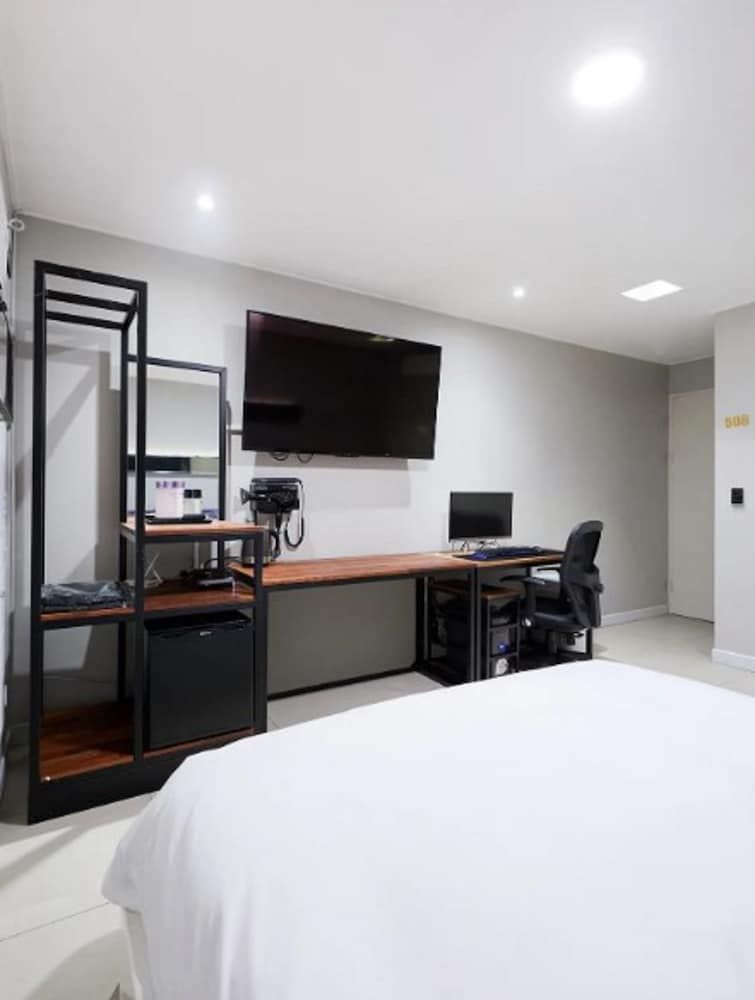 Ilsan Hotel Cleo Deluxe Double Room 11