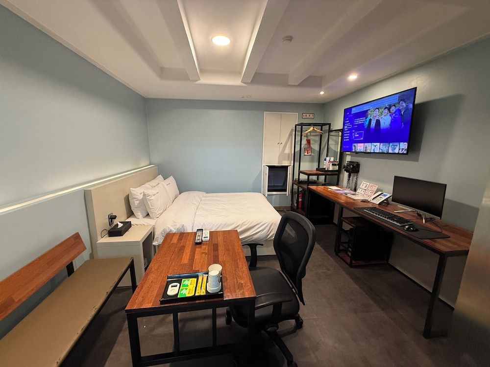 Ilsan Hotel Cleo Deluxe Double Room 5