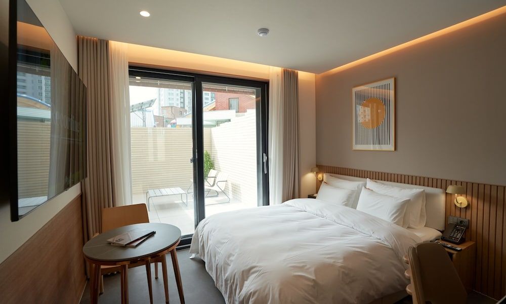 Brown Dot Hotel Gunsan Terminal Branch King Room - Balcony 6