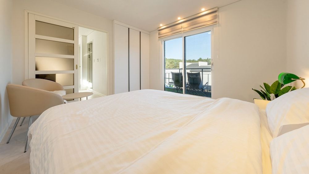 Gangneung Whiten Pension Basic Room, 3 Bedrooms (WhiteN A) 2