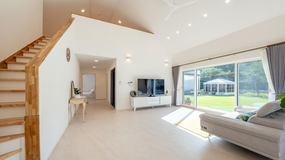 Gangneung Whiten Pension Basic Room, 3 Bedrooms (WhiteN B) 2