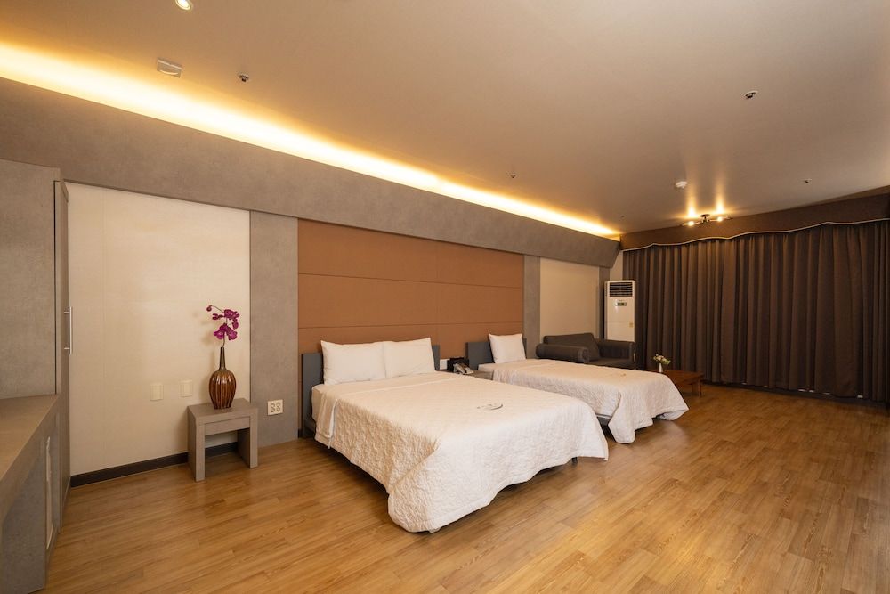 Cosmos Hotel Deluxe Family Room 3