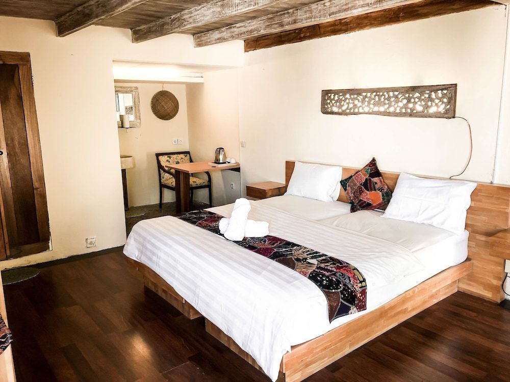 Tree House Lodge
