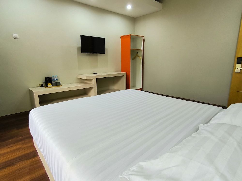 Royal Kencana powered by Cocotel Deluxe Double Room 4