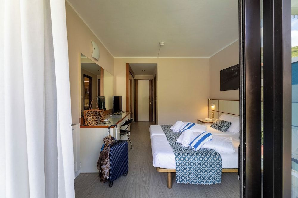 Comfort Room, Poolside