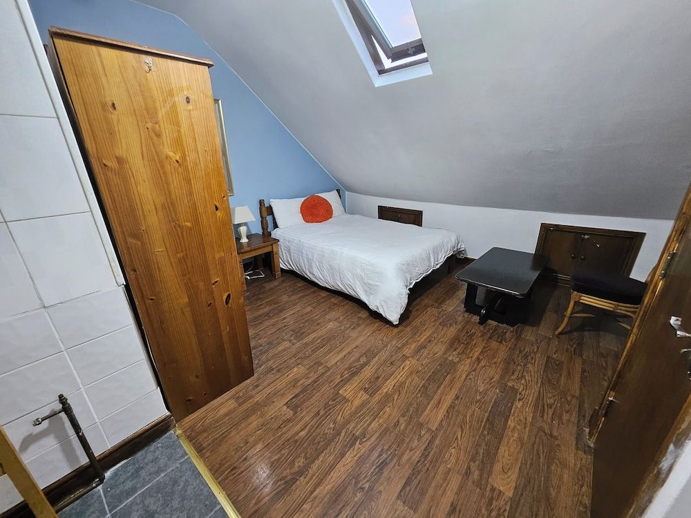 SnoozeDen Wellesley – Near to Slough Station Deluxe Double Room, 1 Double Bed 5