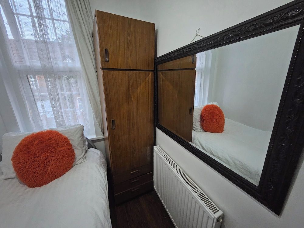 SnoozeDen Wellesley – Near to Slough Station Standard Single Room, 1 Twin Bed (Shared) 4