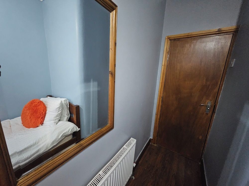 SnoozeDen Wellesley – Near to Slough Station Standard Single Room, 1 Twin Bed (Shared) 7